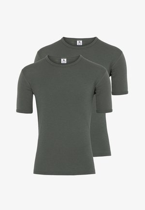To kortærmede t-shirts i mørkegrøn, lavet af blødt stof, med rund hals og et enkelt design uden mønstre eller accenter.