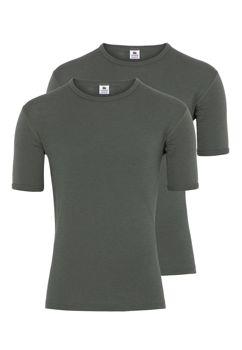 To kortærmede t-shirts i mørkegrøn, lavet af blødt stof, med rund hals og et enkelt design uden mønstre eller accenter.