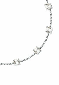 Collana in argento con quattro accenti di gemme trasparenti rotonde, ciascuna incastonata in un'impostazione a griffe, caratterizzata da un delicato design a catena.