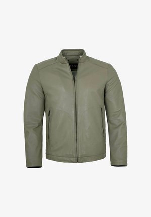 Grüne Lederjacke mit Frontreißverschluss, zwei seitlichen Reißverschlusstaschen und Stehkragen, vor weißem Hintergrund gezeigt.