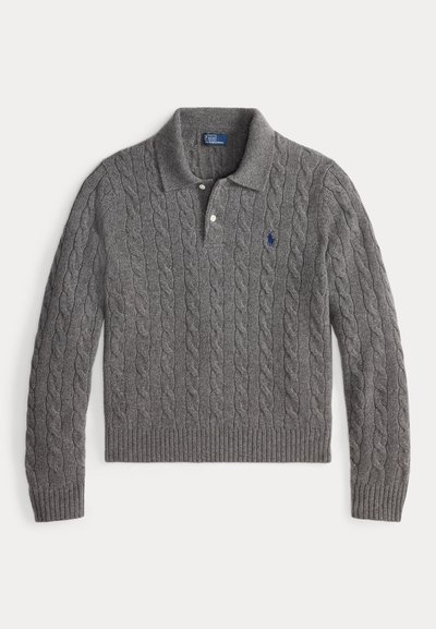 Harmaa palmikkoneuleinen pitkähihainen poolopaita, jossa resorireunukset hihoissa ja kauluksessa, kaksi etunappia ja pieni tummansininen logo vasemmassa rinnassa.