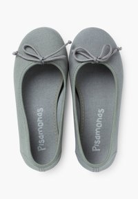 Ballerine in tessuto grigio con punta arrotondata, caratterizzate da un fiocco decorativo in corda grigia abbinata e una suola morbida e flessibile.