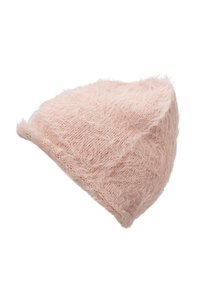 Ljusrosa, fluffig stickad mössa med en liten spets upptill och en avslappnad passform, som visar en mjuk, texturerad yta.