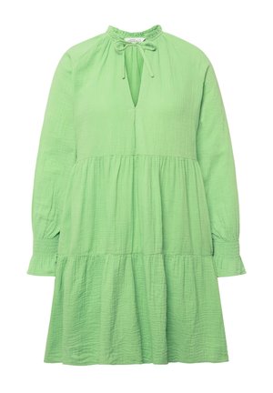 Zielona bawełniana sukienka z długimi rękawami, marszczonym dekoltem, otworem z przodu oraz warstwowym spódnicą. Miękka tekstura i lekki fason.