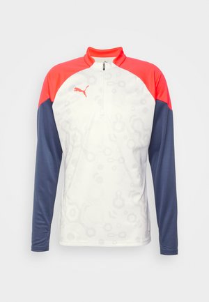Langdurige sporttop met lange mouwen en een halve rits, met een witte romp, rode schouders en marineblauwe mouwen; subtiel patroon op de witte stof; logo op de borst.