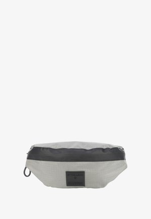 Siva tkanina torbica z črnimi sintetičnimi detajli, ki ima strukturirano površino in oznako z logotipom. Ima zaobljeno obliko in zadrgo za enostaven dostop.