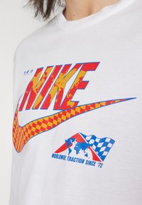 Nike Sportswear TEE SOLE RALLY  - Triko s potiskem - white
