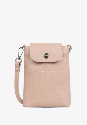 Borsa a tracolla in pelle rosa con finitura texture, chiusura a scatto, tracolla regolabile e dettaglio in argento con il nome del marchio.