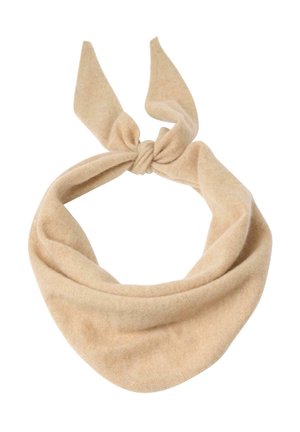 Beige zachte stoffen neksjaal geknoopt in een losse knoop met twee puntige uiteinden op een witte achtergrond.