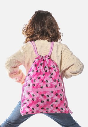 Zaino con coulisse rosa con motivo a impronta di zampa, materiale leggero e spallacci rosa coordinati, con un logo decorativo nella parte inferiore.