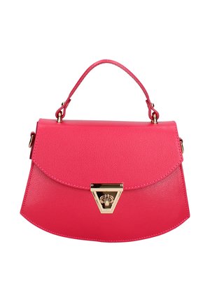 Borsa in pelle fucsia brillante con chiusura triangolare dorata, patta curva e manico corto nella parte superiore su sfondo bianco.