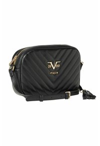 Schwarze gesteppte Umhängetasche aus Kunstleder mit goldfarbener Hardware, ausgestattet mit einem Quast-Accento und Logo-Details auf der Vorderseite.