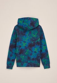 Sudadera con capucha en un patrón de tie-dye azul y verde, con mangas largas, una textura suave y un bolsillo tipo canguro en la parte frontal.