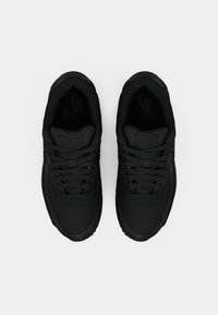 Mustad mustad Nike tossud, millel on võrkmaterjalist ülemine osa, tekstureeritud kattekiht, sirged nöörid ja kummist põhi, millel on mustrikujundus.
