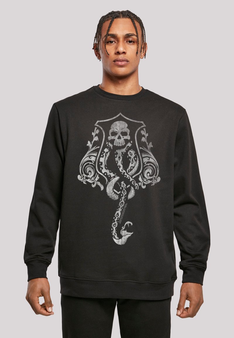 Svart hettegenser med et stort grått grafisk motiv av et skull og en slange, intrikate design rundt motivene, rund halsing og ribbestrikkede mansjetter.
