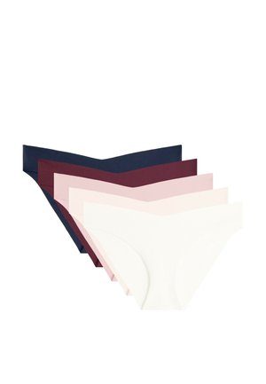 Kobieta w granatowym, bezszwowym bikini z niskim stanem, pokazana od talii do połowy uda na jasnym tle.