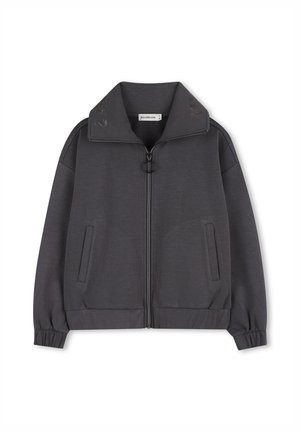 Graue Jacke mit Reißverschluss, hohem Kragen, Seitentaschen und gerippten Bündchen. Glatter Stoff mit subtiler Textur und gestickten Details am Kragen.