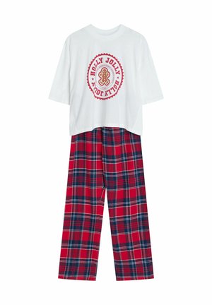 Biała koszulka z krótkim rękawem z czerwonym napisem "HOLLY JOLLY"; w połączeniu z czerwono-niebieskimi spodniami w kratę o prostym kroju.