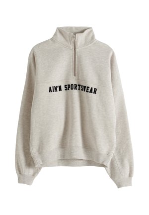Jasnoszara bluza z wysokim kołnierzem, przednim półzamkiem, czarnym napisem "AIM'N SPORTSWEAR" na piersi oraz ściągaczami na mankietach i dole.