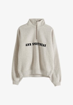 Lysegrå sweatpullover med høj krave, front-halv lynlås, sort tekst "AIM'N SPORTSWEAR" på brystet samt ribbede manchetter og kant.
