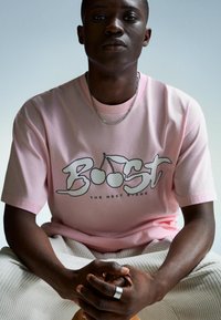 Bershka SHORT SLEEVE - Nyomott mintás póló - light pink
