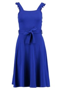 Robe bleu royal sans manches avec bretelles volantées et ceinture en tissu nouée à la taille, évasée en jupe trapèze.