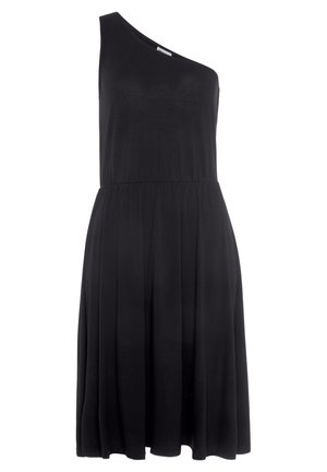 Robe noire asymétrique sans manches avec une taille ajustée et une jupe plissée, longueur genou, en tissu lisse et léger.