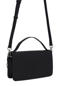 Borsa a tracolla in pelle nera con forma rettangolare piatta, tracolla regolabile, manico superiore e logo sul fronte. Texture liscia. Ferramenta in argento.