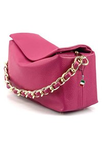 Rosa Lederhandtasche mit strukturierter Form, einem Klappenverschluss und einem massiven goldenen Kettenriemen. Verfügt über einen kleinen italienischen Flaggenanhänger.