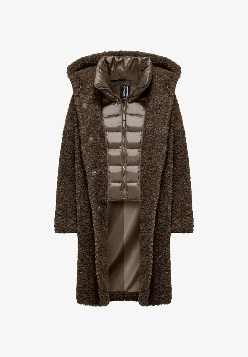Bruine, fluffy buitenjas met een capuchon, voorzien van een ritssluitende, gewatteerde binnenlaag. Zachte textuur, oversized pasvorm en knoopsluitingen.