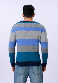 Suéter de punto con rayas horizontales en gris, azul y verde azulado; presenta una textura acanalada y un escote redondo; ajustado en la cintura.