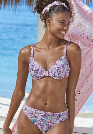 Twee-delige bikini set met bloemenpatroon in roze, blauw en groen. Beschikt over verstelbare dunne schouderbandjes en een lage broek.