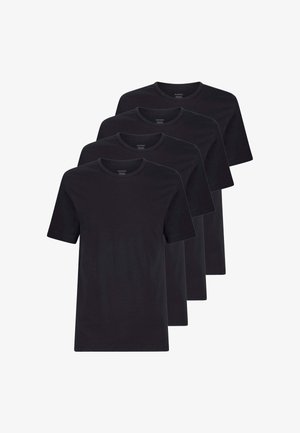 Quattro t-shirt nere semplici a maniche corte con collo a giro, impilate e leggermente sovrapposte su uno sfondo bianco.