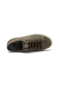 Maslinasto zelene suknjice od suede materijala sa smešastim pertlama, zaobljenom prstima i belom gumiranom đonom. Ima logo na ulošku i čiste šavove.