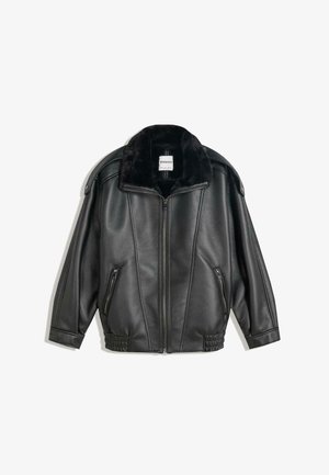 Schwarze Lederjacke mit einem Kunstfellkragen, Reißverschluss vorne, zwei seitlichen Taschen, gerippten Bündchen und einer lockeren Passform. Glatte Textur, minimale Details.