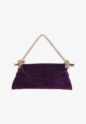 Kis lila bársony kézitáska ívelt fedéllel, arany színű csomózott füllel és végsapkákkal, fehér háttéren.
