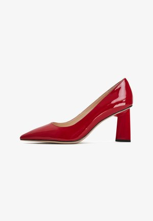Rote Lackleder-Pumps mit spitzem Zehenbereich und klobigem quadratischen Absatz. Glatte Textur und minimalistisches Design.