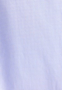 Tissu blanc avec un motif subtil de petits cercles bleus espacés uniformément formant une grille sur toute la surface.