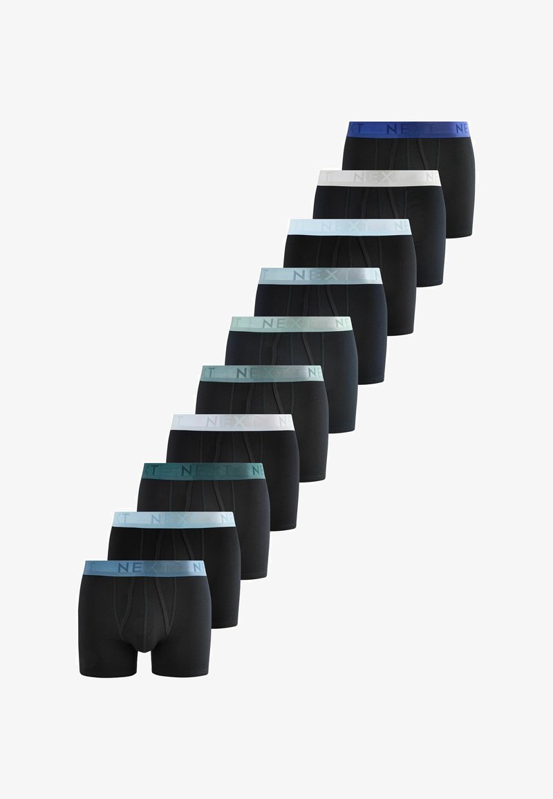 Zece perechi de chiloți boxer negri pentru bărbați, așezați într-un rând diagonal, fiecare având o bandă de talie de culoare diferită cu numele brandului "NEXT".