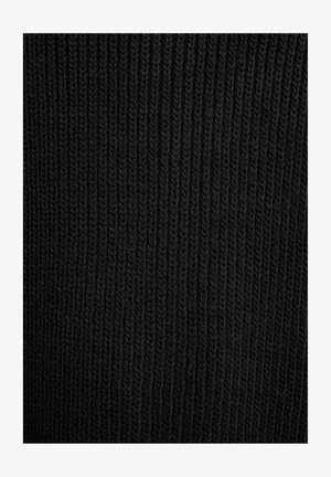 Černá pletená látka s vertikálním žebrovým vzorem. Materiál je měkký a hustý, s těsně umístěnými paralelními žebry.