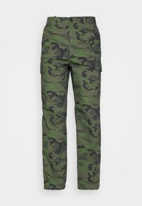 Vihreät maastokuvioiset cargo-housut, joissa on teksturoitu kangas, sivutaskut, nappisuljin ja suorat lahkeet.