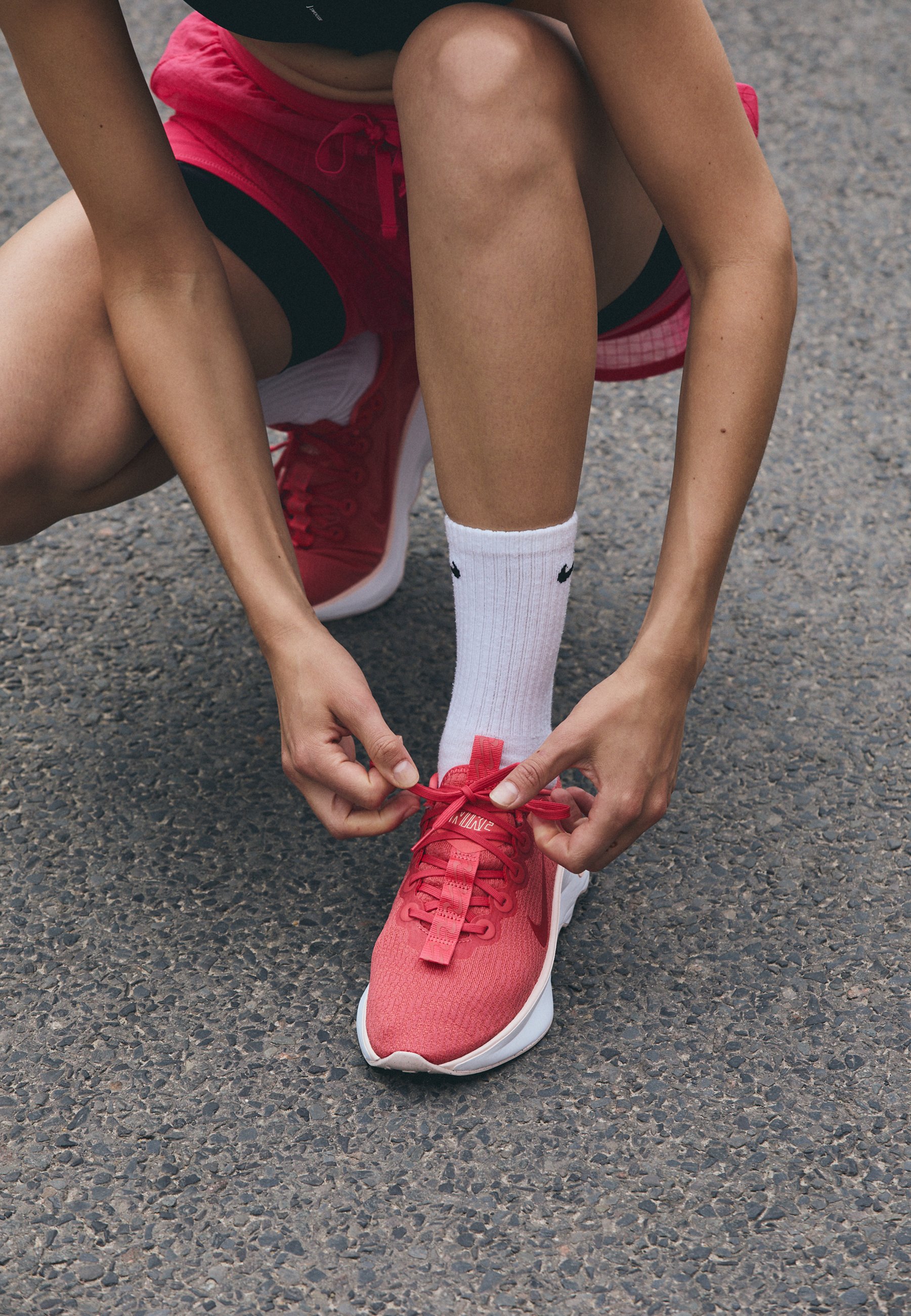 Nike Performance MOTIVA - Road running shoes - magic ember