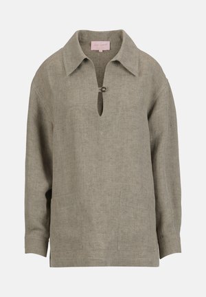 Beiges Leinenhemd mit langen Ärmeln, offenem Kragen, Einzelknopfverschluss und zwei aufgesetzten Taschen vorne.