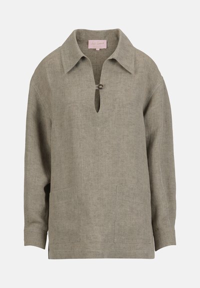 Hosszú ujjú, bézs lenvászon ing nyitott gallérral, egy gombos záródással és két elülső foltzsebbel.