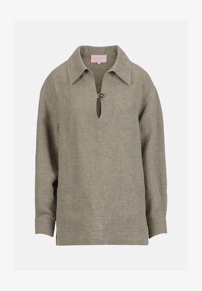 Hosszú ujjú, bézs lenvászon ing nyitott gallérral, egy gombos záródással és két elülső foltzsebbel.