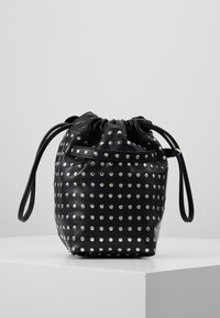 Svart läderbucketväska med silvernitar, dragsnörning och två stiliga handtag. Slät textur, rund form och dekorativa detaljer.