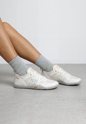 mtng, DEPORTIVAS BAREFOOT FREE-VIBRAM - Zapatillas - blanco
