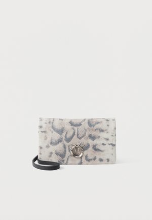 Petite pochette rectangulaire avec imprimé léopard gris et beige et fermeture à anneau argenté avec deux oiseaux, accompagnée d'une fine bandoulière noire.