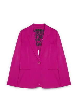 Jasnoróżowa, dopasowana marynarka z pojedynczym zapięciem na guzik, klapami z wycięciem, dwoma kieszeniami z przodu oraz czarną podszewką z wyraźnym wzorem tekstowym.