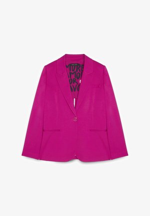 Jasnoróżowa, dopasowana marynarka z pojedynczym zapięciem na guzik, klapami z wycięciem, dwoma kieszeniami z przodu oraz czarną podszewką z wyraźnym wzorem tekstowym.